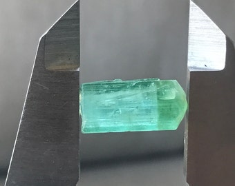 Cristallo di tormalina bicolore grezzo, esemplare di cristallo di tormalina naturale con cappuccio verde dall'Afghanistan