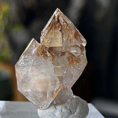 パキスタンのシガール渓谷産ブルーアクアマリン結晶標本、ミネラル入り