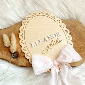 Nom de bébé dentelle en bois, faire-part de naissance dentelle ovale, signe de naissance dentelle en bois, nom d'hôpital, faire-part de naissance avec ruban