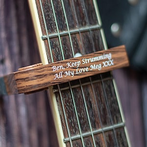 Cejilla de guitarra PERSONALIZADA Efecto madera Cumpleaños, Aniversario, Músico Un regalo único para el ávido guitarrista o miembro de la banda. imagen 1