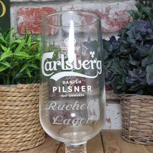 Graverat Carlsberg Pilsner Chalice Pint eller halvpintglas. Personligt med ditt meddelande. Perfekt för pappa eller en Carlsberg-älskare!