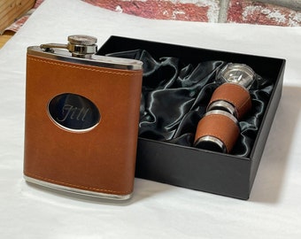 Flasque 7 oz marron ou noir plus 2 tasses et entonnoir - Nom ou initiales gravées - Complet avec boîte cadeau - Anniversaire - Anniversaire