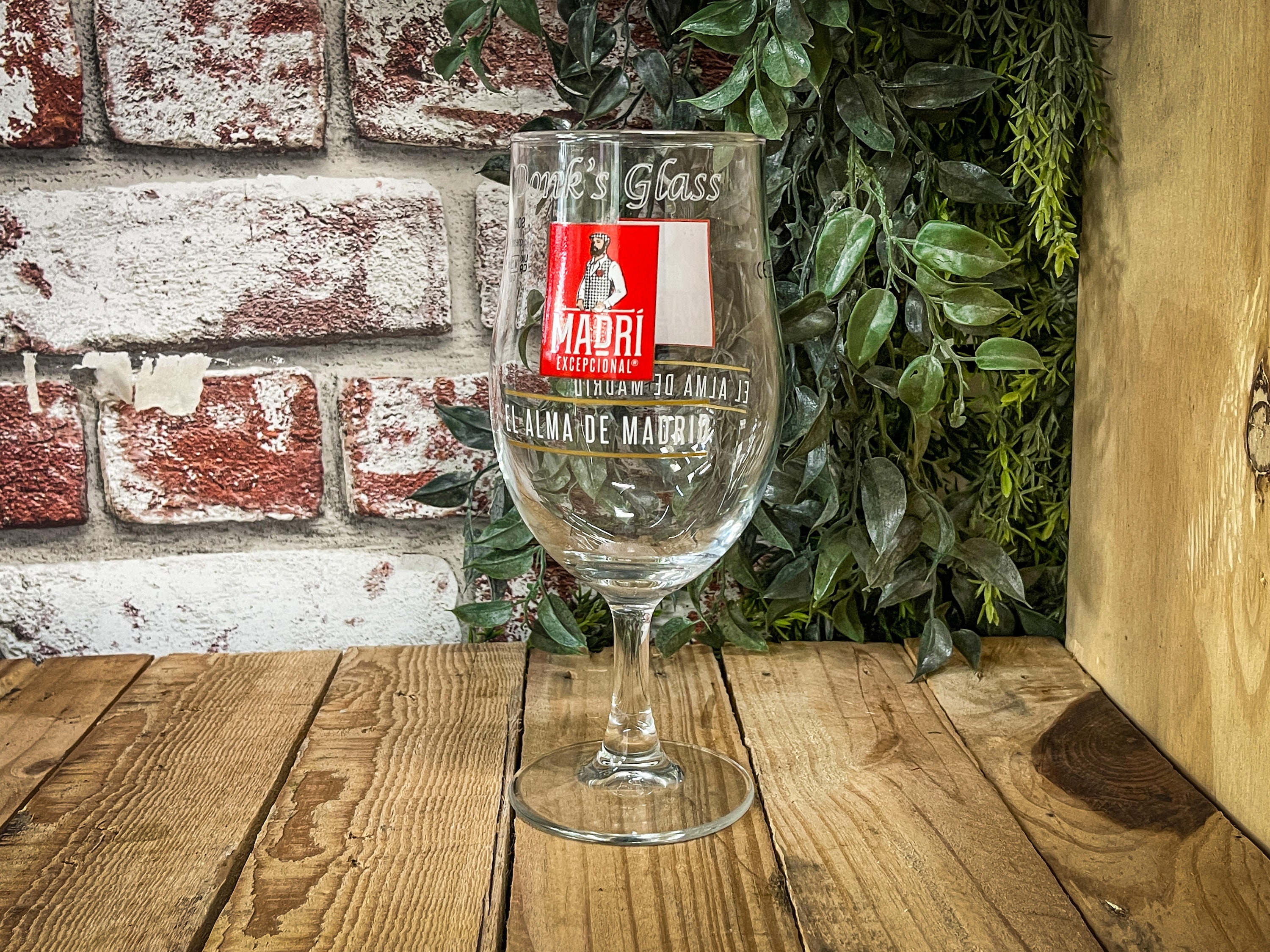 Engraved Madri Pint Glass. Personalised with your message. Great for Dad or a Beer lover!