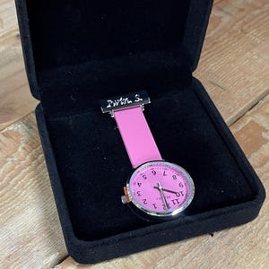 Reloj de enfermera personalizado con correa de silicona en estuche de regalo. ¡Grabado con tu mensaje! Enfermera, cuidadora, enfermera de atención médica, matrona y heroína del NHS.