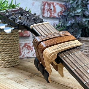 Cejilla de guitarra PERSONALIZADA Efecto madera Cumpleaños, Aniversario, Músico Un regalo único para el ávido guitarrista o miembro de la banda. imagen 9