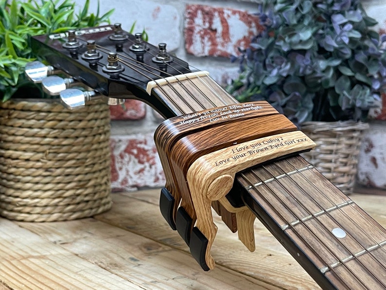 Cejilla de guitarra PERSONALIZADA Efecto madera Cumpleaños, Aniversario, Músico Un regalo único para el ávido guitarrista o miembro de la banda. imagen 9