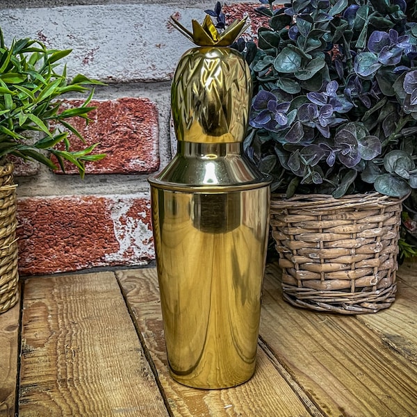 Stunning Pineapple Gold Coloured Cocktail Shaker - Custom Engraved with your own message - ideal for any party or occasion