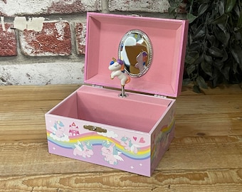 Wunderschöne Schmuckschatulle für Kinder - Personalisiertes graviertes Namensschild - Erhältlich mit einem Einhorn, einer Meerjungfrau oder einer Ballerina