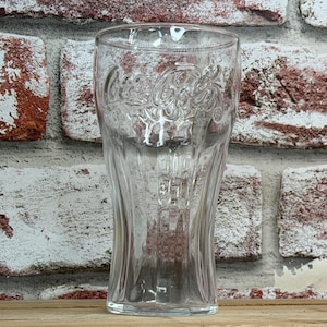 Vaso de Coca Cola grabado. Disponible en dos tamaños: 22 oz o 16 oz. Personalizado con tu mensaje en la parte superior.