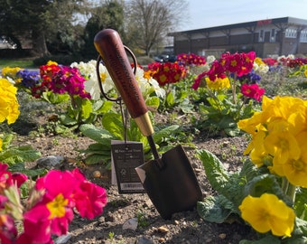 Personalised National Trust Garden Trowel. Your message engraved in the handle. Great personal gift for gardeners of all ages! FSC 100%