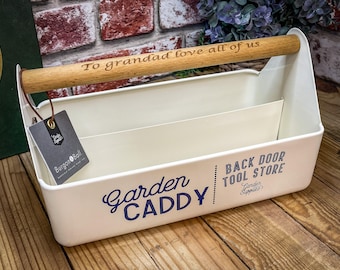 Personalisierter Garten-Caddy mit Gravur. Ihre Nachricht ist im Griff lasergraviert. Tolles persönliches Geschenk für Gärtner jeden Alters! Zwei Farben