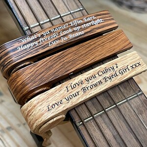 Cejilla de guitarra PERSONALIZADA Efecto madera Cumpleaños, Aniversario, Músico Un regalo único para el ávido guitarrista o miembro de la banda. imagen 8