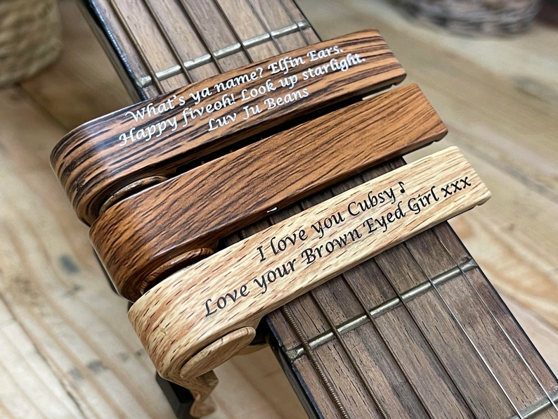 Cejilla de guitarra PERSONALIZADA Efecto madera Cumpleaños, Aniversario, Músico Un regalo único para el ávido guitarrista o miembro de la banda. imagen 8