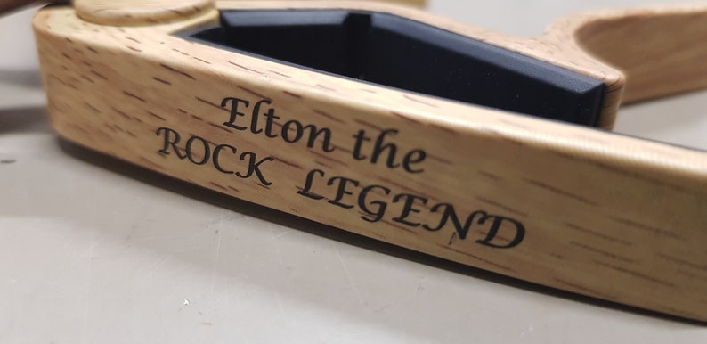 Cejilla de guitarra PERSONALIZADA Efecto madera Cumpleaños, Aniversario, Músico Un regalo único para el ávido guitarrista o miembro de la banda. imagen 5