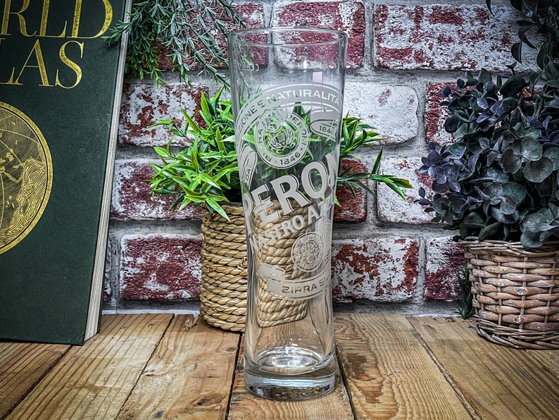 Engraved Peroni Nastro Azzurro Glass. Available in Pint or Half-Pint Engraved with your message. Great for Dad or any Italian Beer Lover 20 Uncje objętości