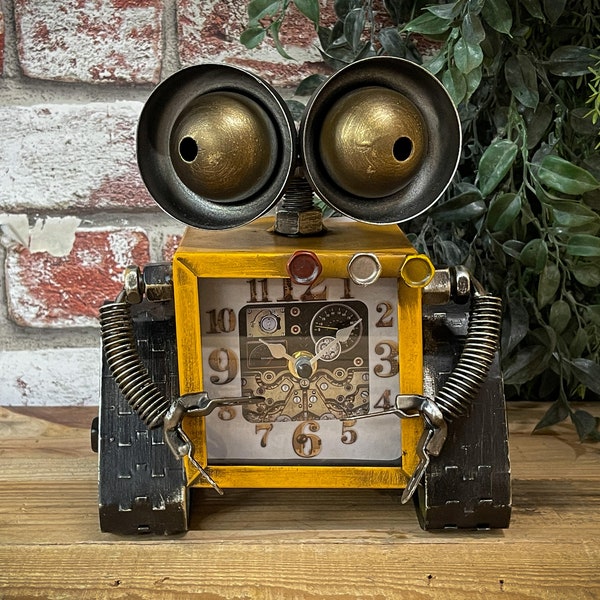 Horloge de table robot amusante - pièce intéressante pour n'importe quelle horloge de bureau - fils - père - oncle - homme des cavernes pour grands enfants