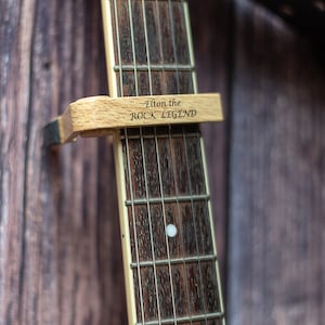 Cejilla de guitarra PERSONALIZADA Efecto madera Cumpleaños, Aniversario, Músico Un regalo único para el ávido guitarrista o miembro de la banda. imagen 3