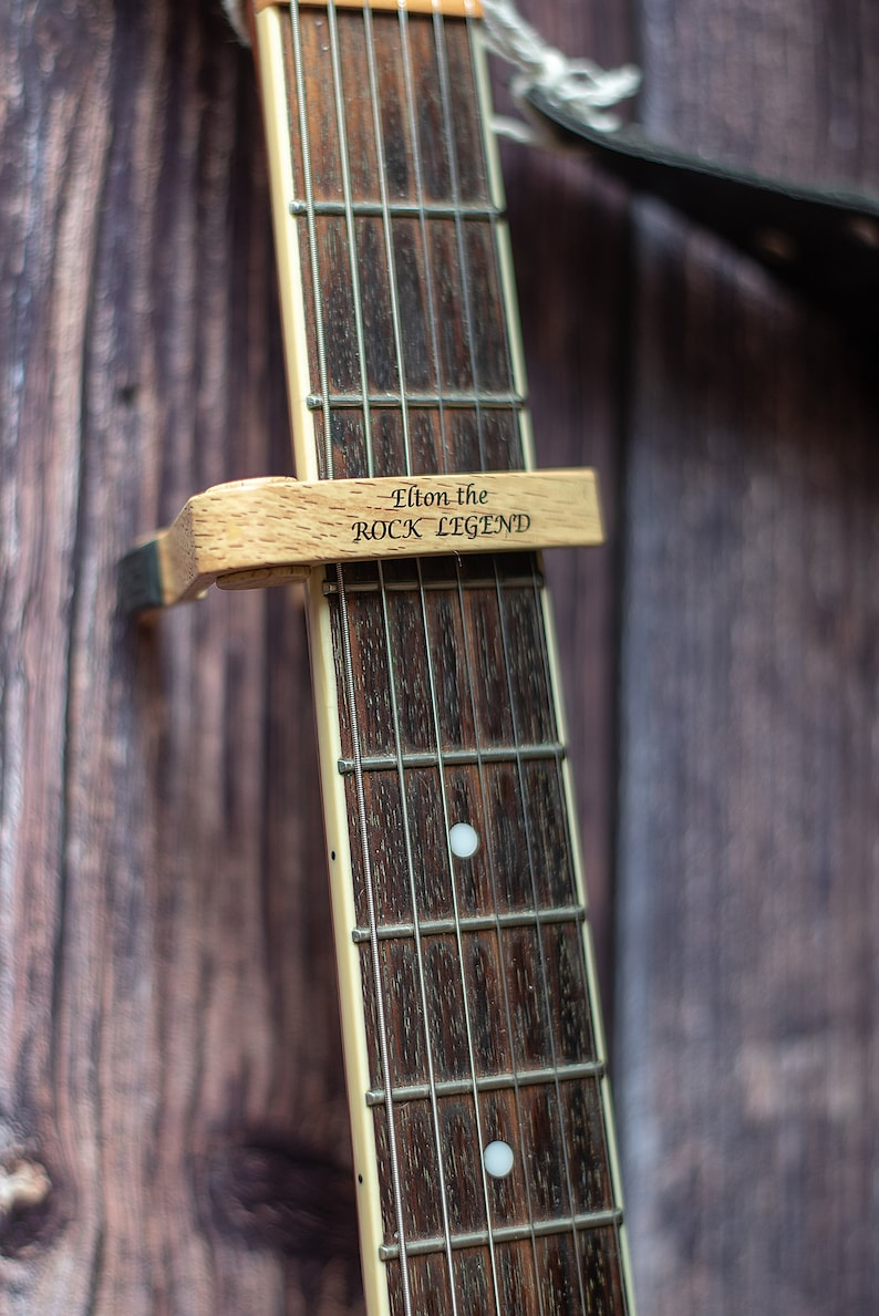 Cejilla de guitarra PERSONALIZADA Efecto madera Cumpleaños, Aniversario, Músico Un regalo único para el ávido guitarrista o miembro de la banda. imagen 3