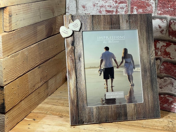 Cornice portafoto personalizzata in legno invecchiato con cuori