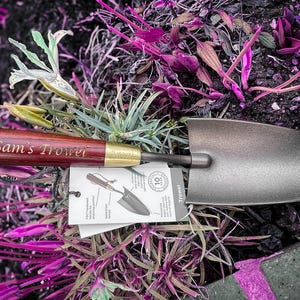 Personalisierte Burgon & Ball Gartenkelle oder Gabel. Ihre Botschaft in den Griff eingraviert. Tolles persönliches Geschenk für Gärtner! FSC-zertifiziert
