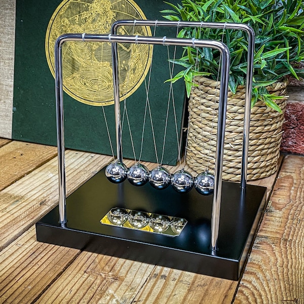 Harvey Makin Metal Newton's Cradle Schreibtischspielzeug - Wunderbares Stück für den Schreibtisch des modernen Profis