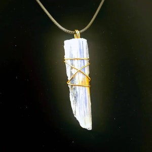 Blue Kyanite Crystal Pendant – Raw Energy & Timeless Style
