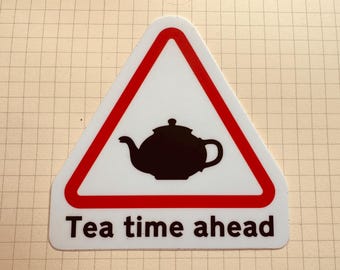 Sticker 'Theetijd in aantocht' | Britse theepot waarschuwingssticker (vinylsticker)