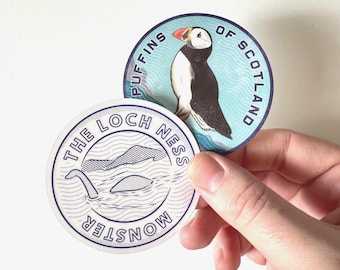 Schotland stickerbundel | Waterdichte vinylstickers papegaaiduikers en monster van Loch Ness | Laptopwaterfles