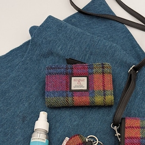 Cartera mediana tejida en Rainbow Tweed. El bolso tipo billetera para mujer es un bolso único.