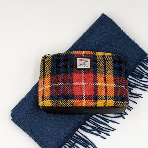 Pouch Maccessori per il trucco in Harris Tweed giallo. La borsa per cosmetici in tessuto è un ottimo regalo scozzese