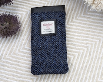 Funda para gafas de Harris Tweed en espiga azul. Un pequeño accesorio escocés para llevar contigo a todas partes.