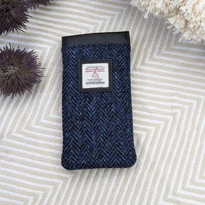 Custodia per occhiali in Harris Tweed a spina di pesce blu. Piccolo accessorio scozzese da portare sempre con te.