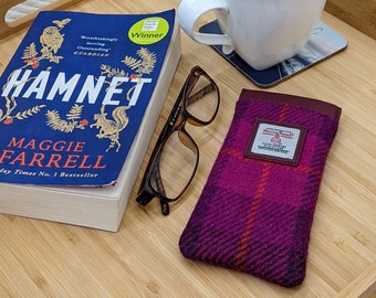 Funda para gafas de Harris Tweed a cuadros morados. Pequeño accesorio escocés.