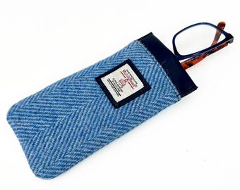 Funda para gafas de tweed de Harris en azul Skye. Un pequeño accesorio escocés para llevar contigo a todas partes.