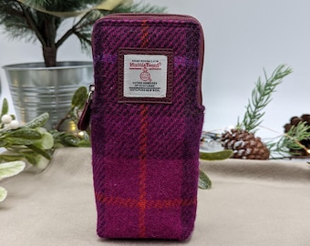 Funda doble para gafas de Harris Tweed en estampado de cuadros morados. Pequeño accesorio escocés.