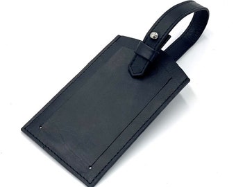 Schwarzer eleganter Gepäckanhänger aus italienischem Leder mit Klappenöffnung für persönliche Informationen - Reisen mit Stil