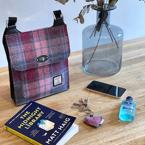 Sac à main cartable rose et bleu. Petit sac à bandoulière rose pastel en tweed Harris .