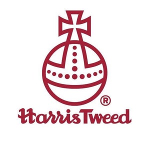 Op de afbeelding: Rood en wit logo voor Harris Tweed, met een gestileerde bol met een kruis erop en de tekst "Harris Tweed" eronder. De bol heeft een kroonachtig ontwerp met een reeks stippen rond de rand.
