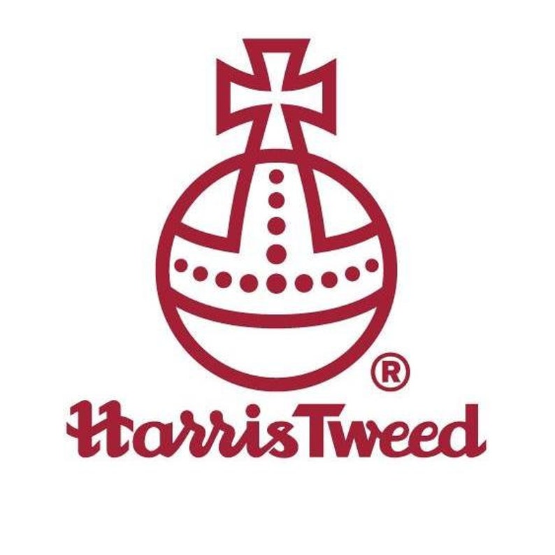 Op de afbeelding: Rood en wit logo voor Harris Tweed, met een gestileerde bol met een kruis erop en de tekst "Harris Tweed" eronder. De bol heeft een kroonachtig ontwerp met een reeks stippen rond de rand.