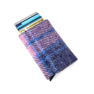 Pop-upkaarthouder in pastelroze tartan, essentiële kaartopbergoplossing voor iedereen.