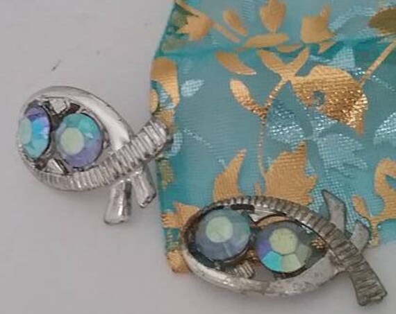 Infinity Earrings, Blue Iridescent Faceted Glass Beads in Silver Infinity Setting, Silver and Blue Infinity Earrings, Blue Iridescent