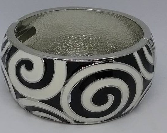Vintage Women's Cuff, Retro Chunky Bangle, Retro Black and White Cuff, Hinged Retro Black and White Cuff, 80s Chunky Bangle, 80s Mod