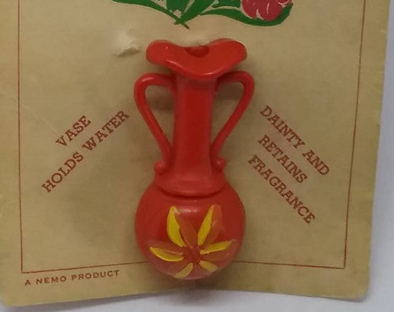 Vintage Boutonniere Pin, Nemo Plastic Vase pin, Boutonniere Holds Water Pin, Red Vase Boutonniere Pin, Retro Vase Pin Holds Boutonniere,