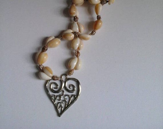 Seashell Hearts Necklace and Wire Heart Pendant, Beach Theme Necklace, Shell Beaded Necklace, Beaded Shell Necklace for Her, Heart Pendant