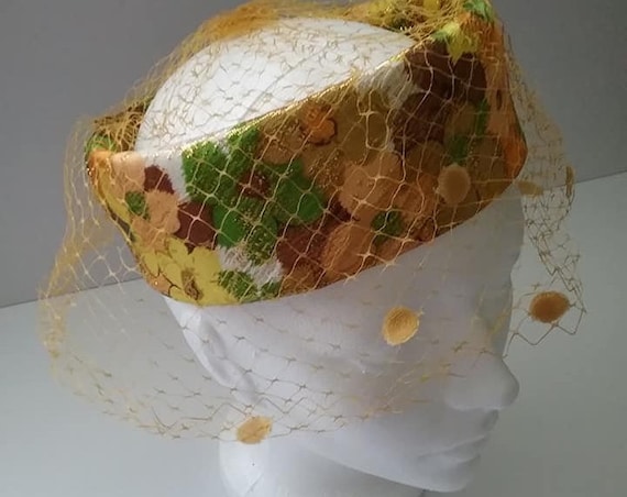Vintage Halo Pillbox Hat, Vintage Halo Pillbox with Netting, Retro Jackie Style Pillbox Hat, Vintage Floral Halo Pillbox Hat with Netting