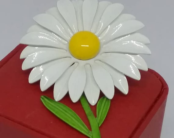 Vintage White Enamel Daisy Brooch, Retro White Daisy Brooch, Retro Daisy Brooch, Retro Daisy Pin, Flower power Brooch, Retro 70s Daisy pin