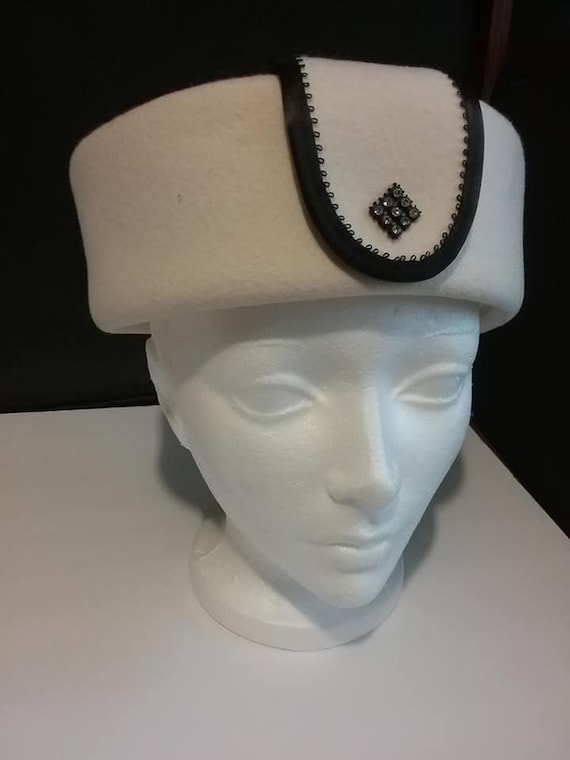 Vintage 1960's Pillbox Hat, Cream Colored Felt
