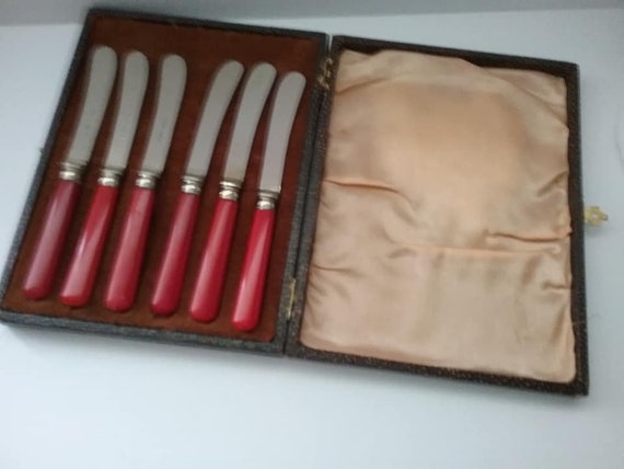 Vintage Bakelite Red Handled Knives, 6 Piece Boxed