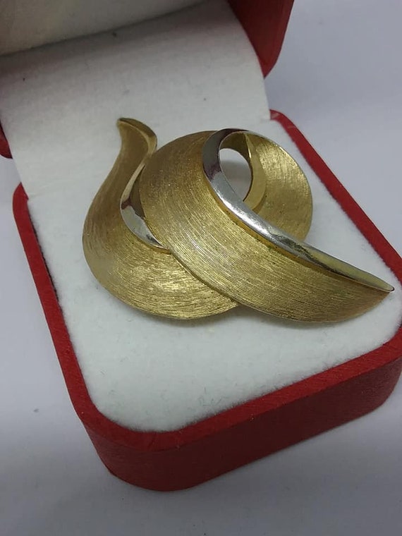 Vintage Trifari Golden Ribbon Swirl Brooch,