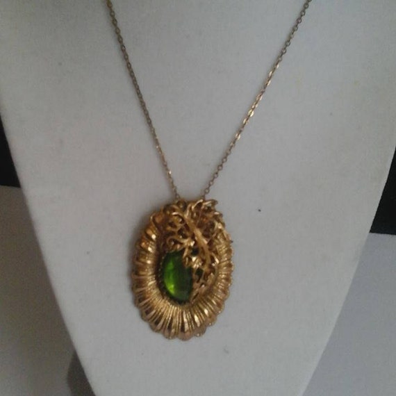 Vintage Emerald Color Pendant and Chain, Golden Filigree Pendant, Emerald Colored Pendant, Gold Tone Filigree Setting, Emerald Filigree